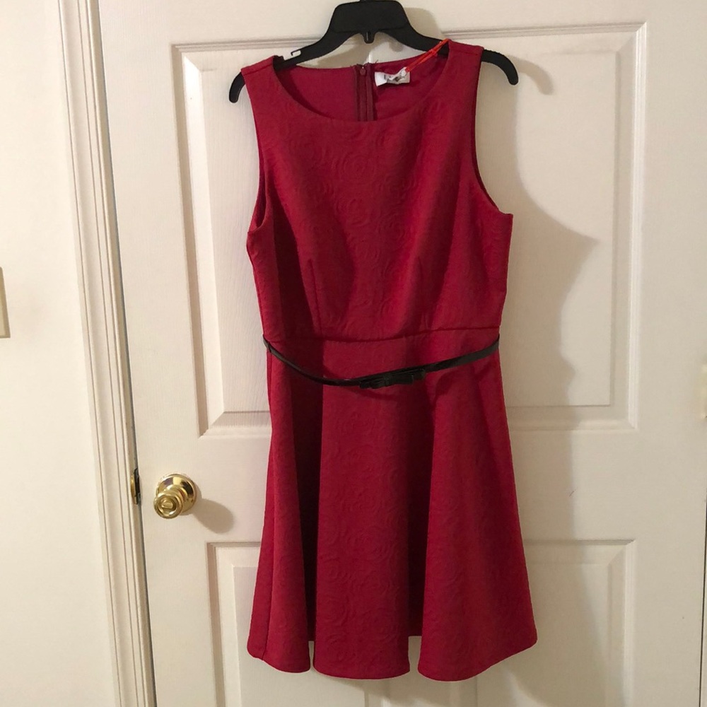 Elle Sleeveless dress with black belt. Color sangria. Floral pattern.  L. NWT